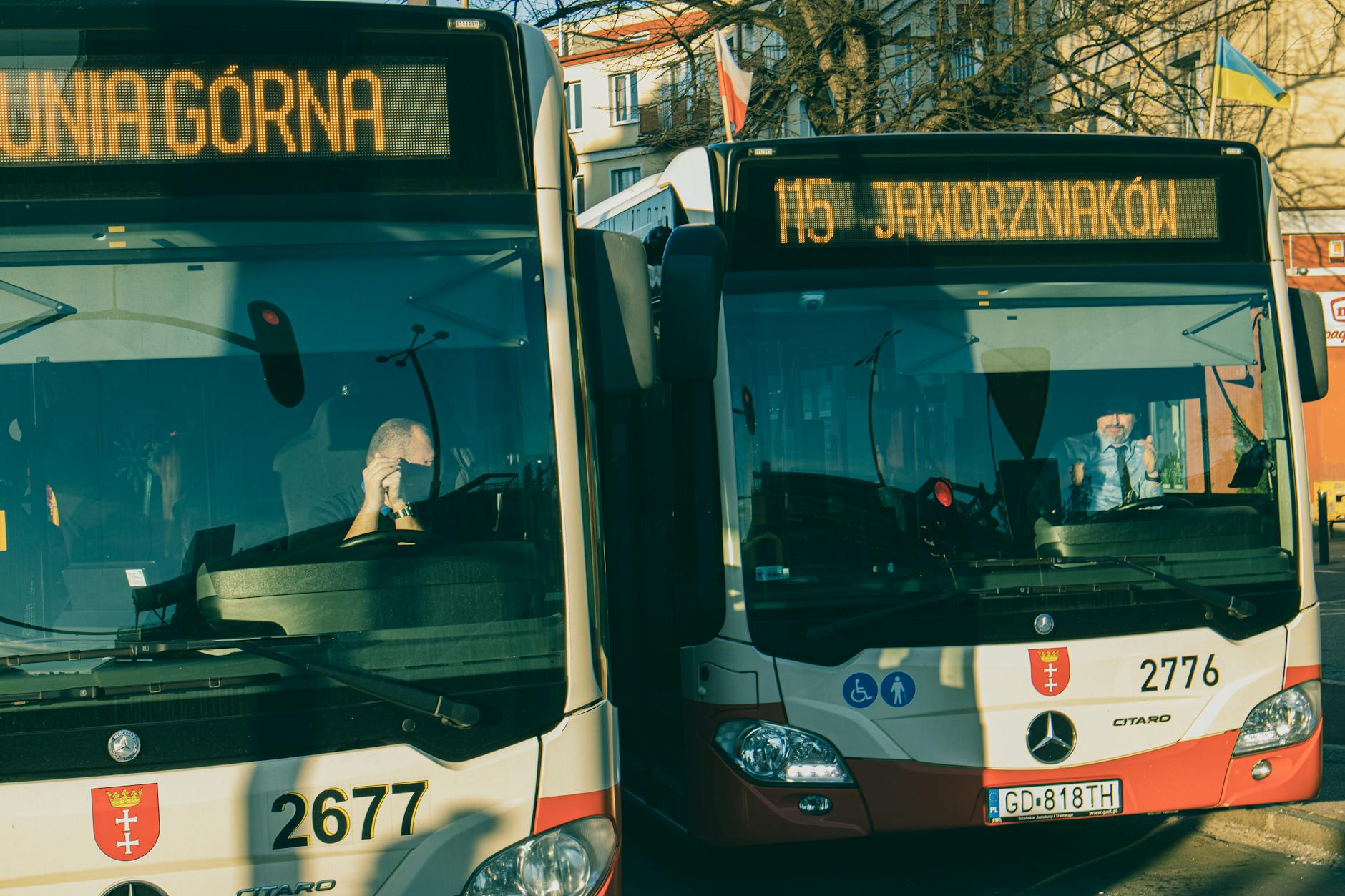 Ilustracja przedstawiająca nowoczesny autobus elektryczny na tle miasta, symbolizujący inwestycję w ekologiczne autobusy elektryczne w Świdnicy.